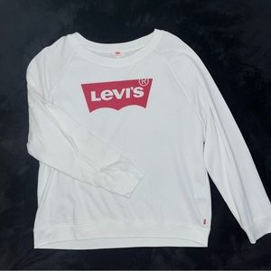 Cute lightweight sweatshirt from Levi’s. Great for summer nights!